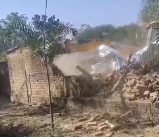 सरकारी जमीन पर अवैध निर्माण ध्वस्त:नानपारा तहसील प्रशासन ने जेसीबी से की कार्रवाई