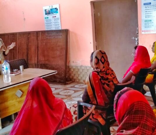 कोठीभार पुलिस ने किया बहू-बेटी सम्मेलन:सिसवा के मधवलिया में महिलाओं को सरकारी योजनाओं की दी गई जानकारी