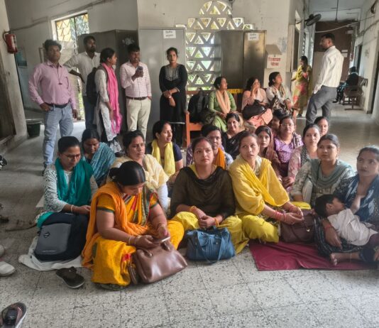 स्वास्थ्य कर्मियों ने सीएमओ कार्यालय पर किया प्रदर्शन:54 लाख बजट वापसी और लंबित भुगतान को लेकर आक्रोश