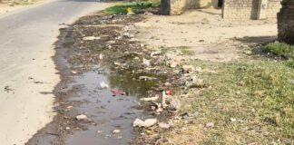 नाली के पानी से धोबहा बाजार डीह की सड़क टूटी:सफाई न होने से सड़क पर गड्ढे, राहगीर परेशान
