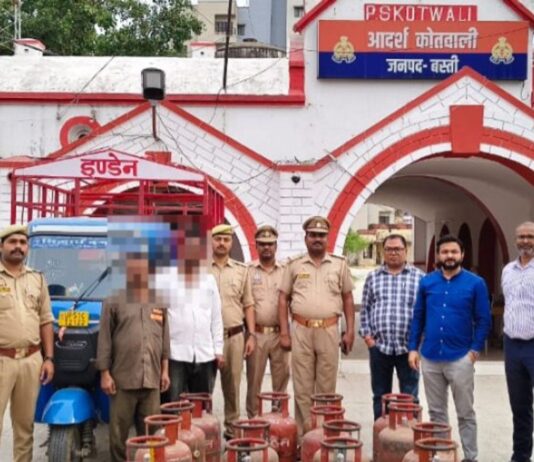 गैस सिलेंडरों की कालाबाजारी का खुलासा:बस्ती में दो गिरफ्तार, 19 सिलेंडर बरामद; 14.2 किलोग्राम के घरेलू गैस सिलेंडर शामिल