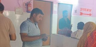 गेहूं काटते समय महिला को सांप ने डसा:हालत बिगड़ने पर सीएचसी मल्हीपुर में भर्ती कराया