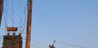 श्रावस्ती में 11 हजार वोल्ट हाईटेंशन लाइन खतरा:घरों-दुकानों के ऊपर से गुजर रही, लोग हादसे से डरे