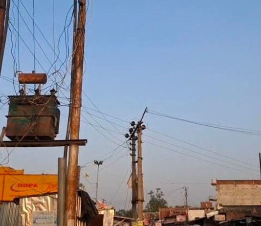 श्रावस्ती में 11 हजार वोल्ट हाईटेंशन लाइन खतरा:घरों-दुकानों के ऊपर से गुजर रही, लोग हादसे से डरे