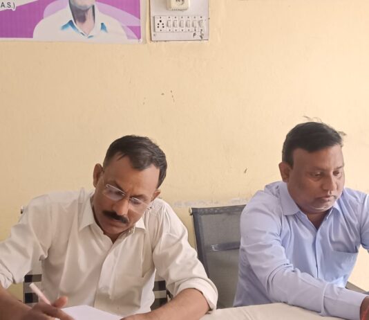 हरिहरपुर पीएचसी में 10 मरीजों का निशुल्क इलाज:फार्मासिस्ट उमेश गुप्ता ने दी मुफ्त दवाएं, स्टाफ ने भी सहयोग किया