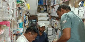 श्रावस्ती में महंगी किताब-कॉपी बेचने पर कार्रवाई:बुकसेलर का चालान, स्कूल प्रबंधन को नोटिस; दोबारा शिकायत पर होगी बड़ी कार्रवाई