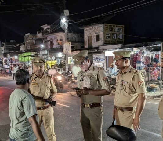 मुंडेरवा पुलिस ने ओड़वारा बाजार में की पैदल गश्त:वाहनों की जांच कर चालान किए, व्यापारियों को सुरक्षा का भरोसा दिया