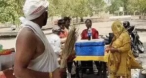 शिक्षक भर्ती विवाद: गले में मटकी-हाथ में झाड़ू लेकर शिक्षक अभ्यर्थियों का प्रदर्शन