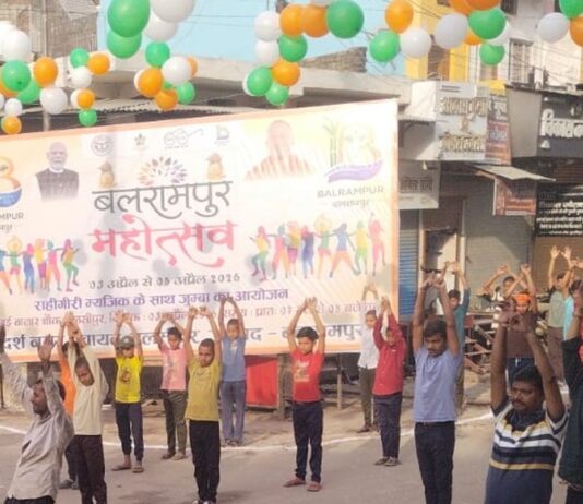 बलरामपुर महोत्सव , स्वच्छता और योग का दिया संदेश:जुम्बा, राहगीरी और योग के साथ बलरामपुर महोत्सव का तुलसीपुर में शुभारंभ