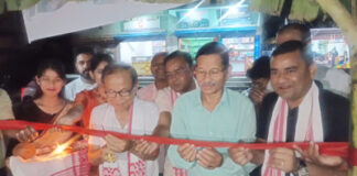 असम फकीराग्राम में 58वें आंचलिक रंगाली बिहू के अस्थायी कार्यालय का उद्घाटन