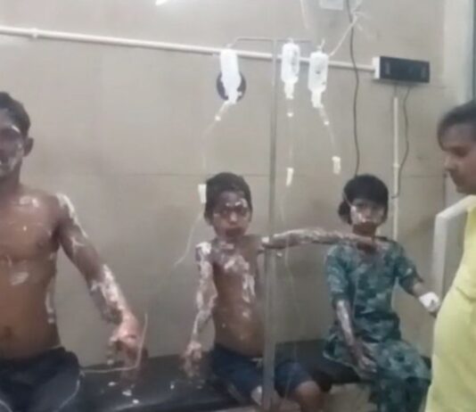 गैस सिलेंडर में लगी आग , तीन लोग झुलसे:पिता, पुत्र और पुत्री बहराइच जिला अस्पताल में भर्ती, लीकेज से लगी आग