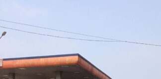 कटहरी पेट्रोल पंप पर डीजल-पेट्रोल खत्म:आपूर्ति बाधित, उमड़ी भारी भीड़