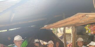 बीईओ ने कम उपस्थिति पर जताई नाराजगी:मुड़बरा चिंता गांव में घर-घर जाकर बच्चों के दाखिले को प्रेरित किया।