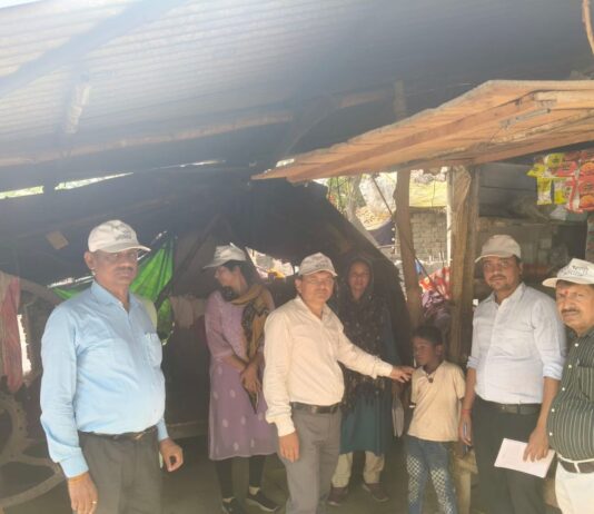 बीईओ ने कम उपस्थिति पर जताई नाराजगी:मुड़बरा चिंता गांव में घर-घर जाकर बच्चों के दाखिले को प्रेरित किया।