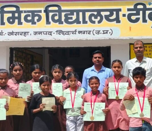 टीकुर प्राथमिक विद्यालय में अंक पत्र वितरित:मेधावी छात्रों को मेडल देकर किया गया सम्मानित, चहरे खिले