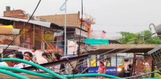 बस्ती में तेज आंधी-बारिश से भारी नुकसान:ट्रांसफार्मर पर पेड़ गिरा, आवागमन बाधित; दुकानें क्षतिग्रस्त