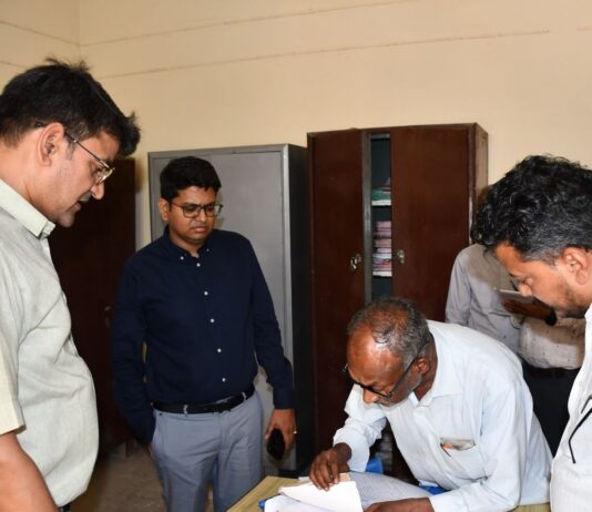 जिलाधिकारी ने तहसील का औचक निरीक्षण किया:सिद्धार्थनगर में राजस्व लिपिक पर विभागीय कार्रवाई के निर्देश दिए