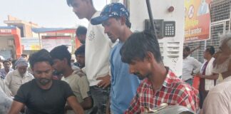 हाथ में मोटरसाइकिल की टंकी लेकर पेट्रोल लेने पहुंचा युवक:डुमरियागंज में 3 दिन से लाइन में लग रहा था, लंबी कतारों से बचने के लिए अपनाया तरीका