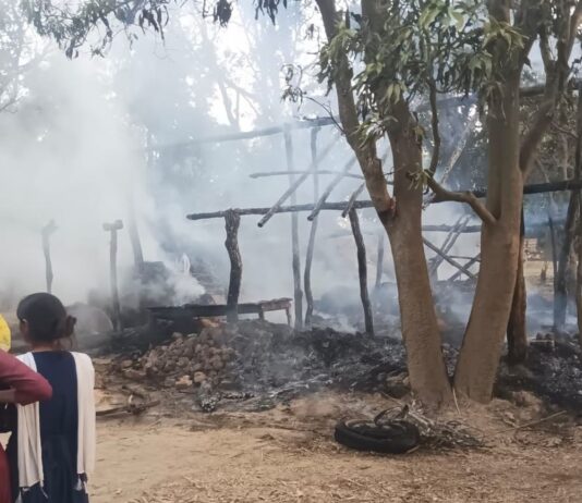 श्रावस्ती के मुरावन पुरवा में फूस के घर में आग:गृहस्थी का सामान जला, मक्का भूनते समय लगी आग