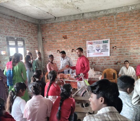 सिद्धार्थनगर के निजी स्कूल में पुरस्कार वितरण:थानाध्यक्ष मिश्रौलिया ने सामान्य ज्ञान प्रतियोगिता के विजेताओं को सम्मानित किया