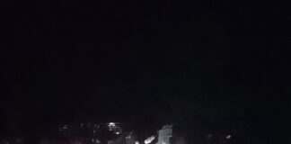 इकौना में बोलेरो ने ई-रिक्शा व कार को मारी टक्कर:हादसे में दोनों वाहन क्षतिग्रस्त, आरोपी चालक फरार