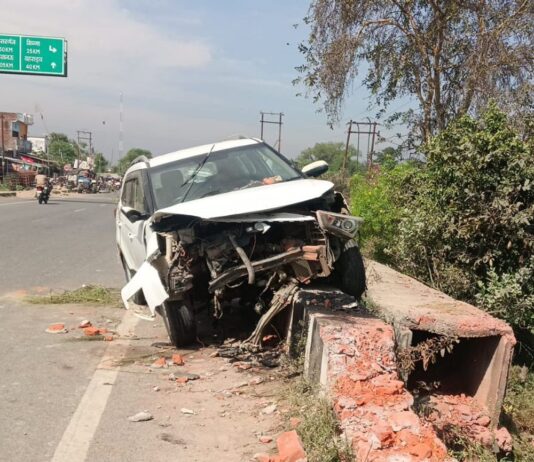 छुट्टा जानवर बचाने में कार पुलिया से टकराई:इकौना में चालक घायल, देर रात हुआ हादसा