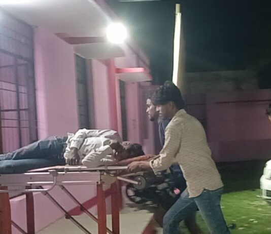 इकौना में राप्ती पुल पर दो बाइकों की भिड़ंत:2 युवक गंभीर रूप से घायल, जिला अस्पताल रेफर