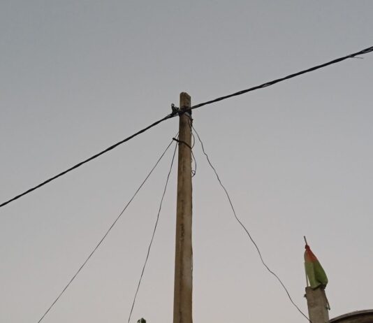 अचरौरा के नया पुरवा में स्ट्रीट लाइट का अभाव:ग्रामीण स्ट्रीट लाइट लगाने का कर रहे इंतजार