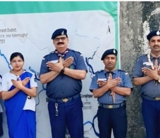 स्काउट गाइड टीम ने अमहट घाट पर स्वच्छता अभियान चलाया:टीम ने ‘मैसेंजर ऑफ पीस’ चिन्ह बनाकर विश्व शांति का संदेश दिया