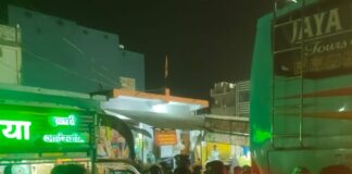 7 नेपाली महिलाएं हिरासत में:बृजमनगंज में टूरिस्ट बस से उतारकर थाने लाई पुलिस