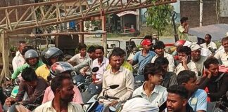 सिद्धार्थनगर में ईंधन संकट, पेट्रोल पंपों पर लंबी कतारें:पुलिस निगरानी में हो रहा वितरण, घंटों इंतजार को मजबूर लोग