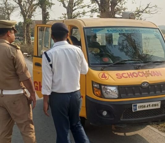 परतावल में 2 स्कूली बसों का काटा ₹10 हजार चालान:सीसीटीवी, फिटनेस और सुरक्षा उपकरणों की जांच की; ट्रैफिक नियम पालन करने की दी हिदायक