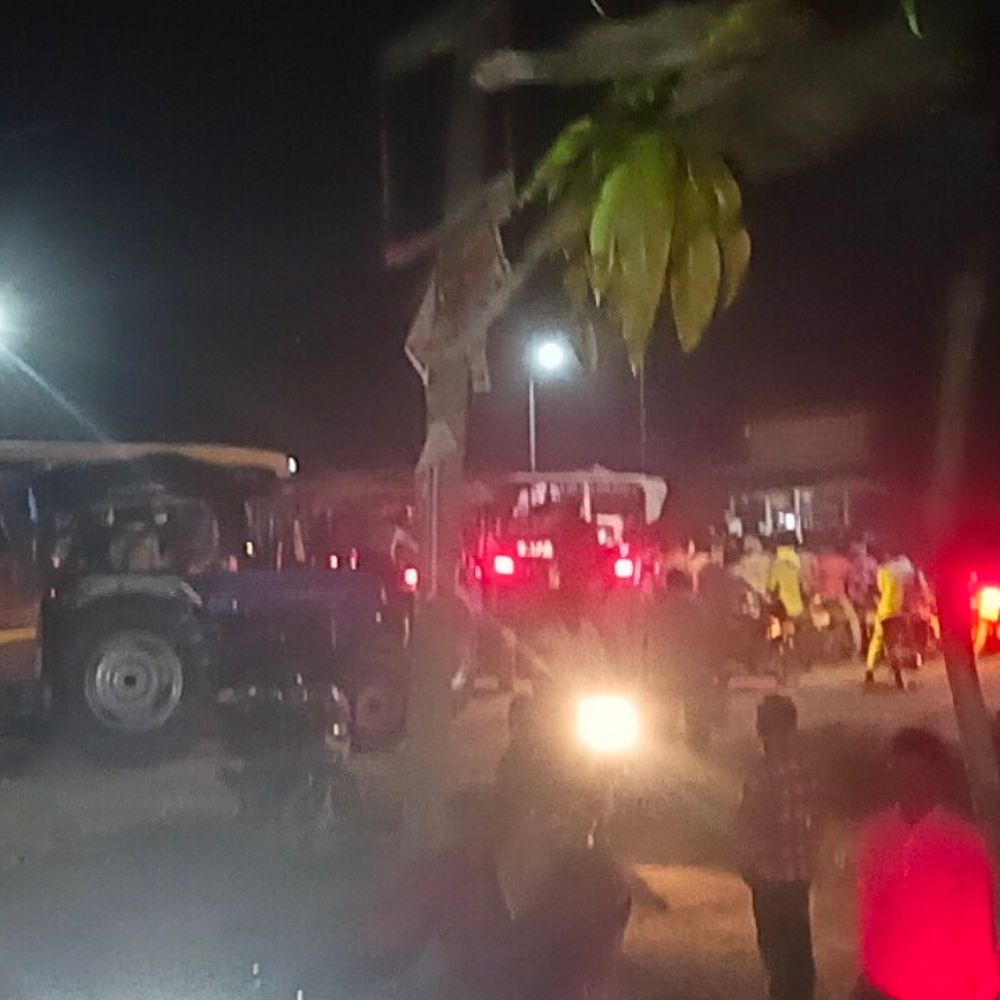 इकौना में पेट्रोल पंप पर उमड़ी भीड़:पुलिस ने व्यवस्था संभाली, लोगों को मिला ईंधन