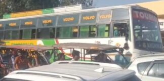 नानपारा में स्कूल के सामने रोज लग रहा जाम:बच्चों को समय से पहुंचे में हो रही दिक्कत, अभिभावक भी जाम में फंसे