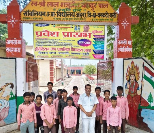 नवारंभ में बच्चों का स्वागत:अहरा और बोदवल बाजार के स्कूलों में प्रवेशोत्सव मनाया गया