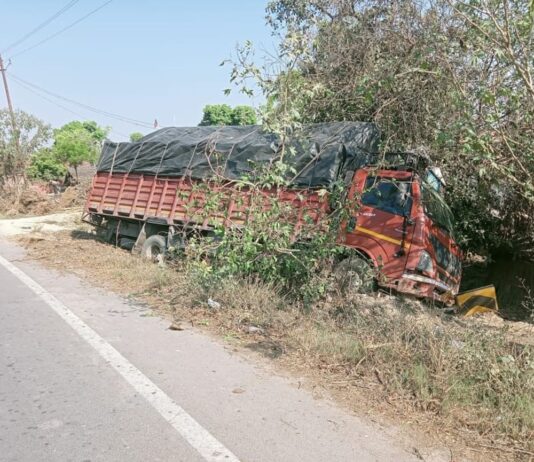 बस्ती में बेकाबू डीसीएम झोपड़ी में घुसी:लालगंज में चालक को नींद आने से हादसा, मामूली चोटें आई