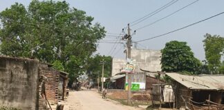 दौलतपुर में एक साल में टूटी नाली:मुख्य मार्ग पर बनी नाली की गुणवत्ता पर उठे सवाल