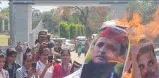 भाजपा ने अखिलेश-राहुल का पुतला फूंका:नारी वंदन अधिनियम पास न होने पर जताया विरोध, कहा- वो महिला विरोधी हैं