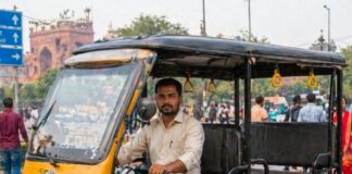 ठूठीबारी में ई-रिक्शा चालकों की मनमानी:तय किराया न होने से यात्रियों की बढ़ी परेशानी