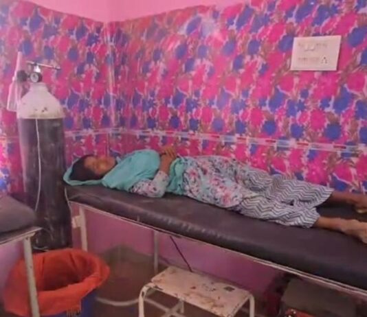 इकौना में युवती ने पिया डिटर्जेंट:माता-पिता के बीच हो रहे विवाद से परेशान थी, अस्पताल में इलाज जारी