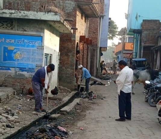 श्रावस्ती में स्वच्छ भारत मिशन के तहत सफाई अभियान:नासिरगंज कस्बे में बंद नालियों की हुई सफाई, जलभराव से राहत