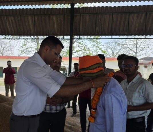 बलरामपुर डीएम ने माला पहनाकर गेहूं खरीद शुरू कराई:केंद्रों का निरीक्षण कर पारदर्शिता के दिए निर्देश