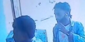 सिसवा में इलेक्ट्रॉनिक्स शॉप में दिनदहाड़े चोरी, VIDEO:बलुअही धूस में दुकानदार सामान दिखाने में व्यस्त, CCTV में हाथ साफ करते दिखें चोर