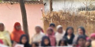 धोबहा में कठेला पुलिस ने चलाया अभियान:महिला सुरक्षा, स्वावलंबन और अधिकारों पर किया जागरूक; सरकारी योजनाओं की जानकारी दी