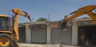 अवैध कॉम्पलेक्स तोड़ने गयी एलडीए की टीम पर हमला,जोनल अधिकारी घायल