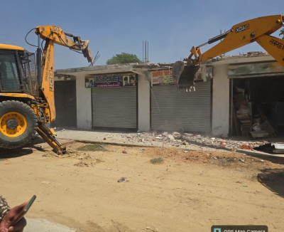 अवैध कॉम्पलेक्स तोड़ने गयी एलडीए की टीम पर हमला,जोनल अधिकारी घायल