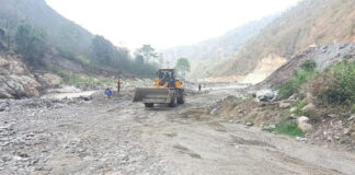 नेपाल का बीपी राजमार्ग तीन दिन बाद भी नहीं हो पाया सुचारू