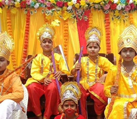 विश्व हिन्दू परिषद ने निकाली रामोत्सव शोभायात्रा:गायत्री मंदिर से तुलसीपुर बाजार तक भक्तों ने की पुष्पवर्षा