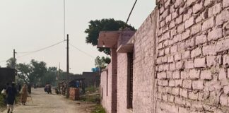 दौलतपुर मंदिर के सामने गंदा पानी जमा:श्रद्धालुओं को पूजा में दिक्कत, बीमारी फैलने का खतरा