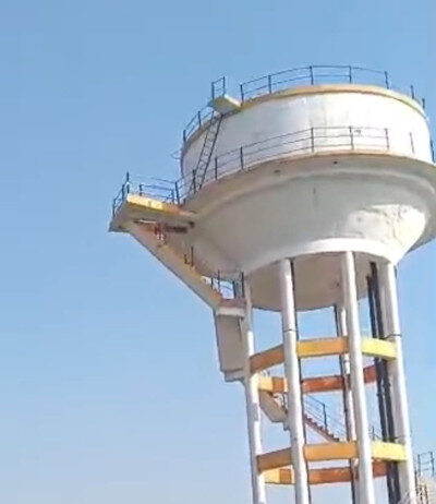 पीने के पानी के लिए ऊंची टंकी पर चढ़ी युवती, गिरने से हुई मौत